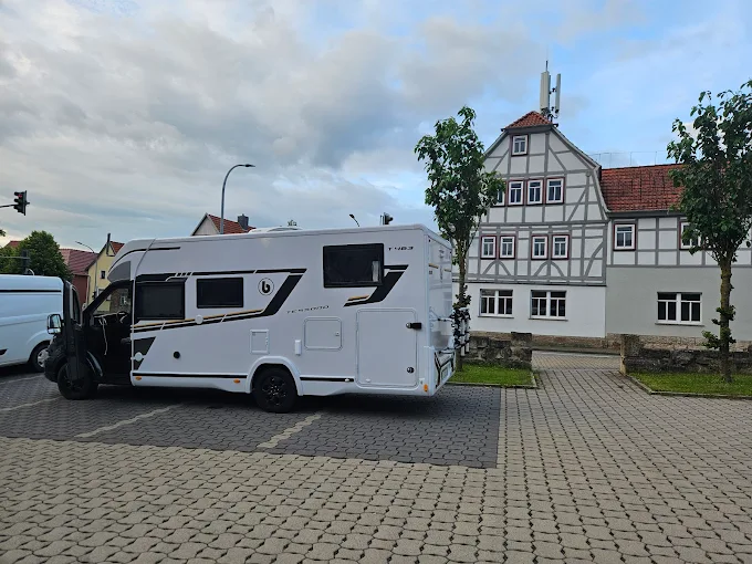 Kamper SoleTravel na rynku niemieckiego miasteczka